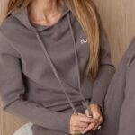 Dres Olavoga w ofercie sklepu, prezentujący dopasowany do sylwetki krój i proporcje ubrania.
