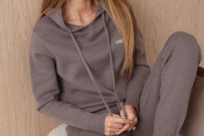 Dres Olavoga w ofercie sklepu, prezentujący dopasowany do sylwetki krój i proporcje ubrania.